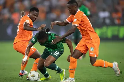 نيجيريا تفض اشتباكها مع كوت ديفوار.. قائمة المتوجين التاريخيين بأفضل لاعب في أفريقيا